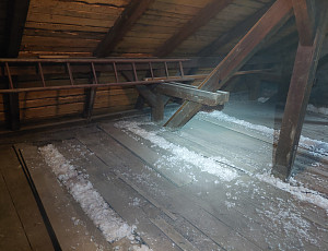 Zateplení stropu rodinného domu pomocí foukané izolace